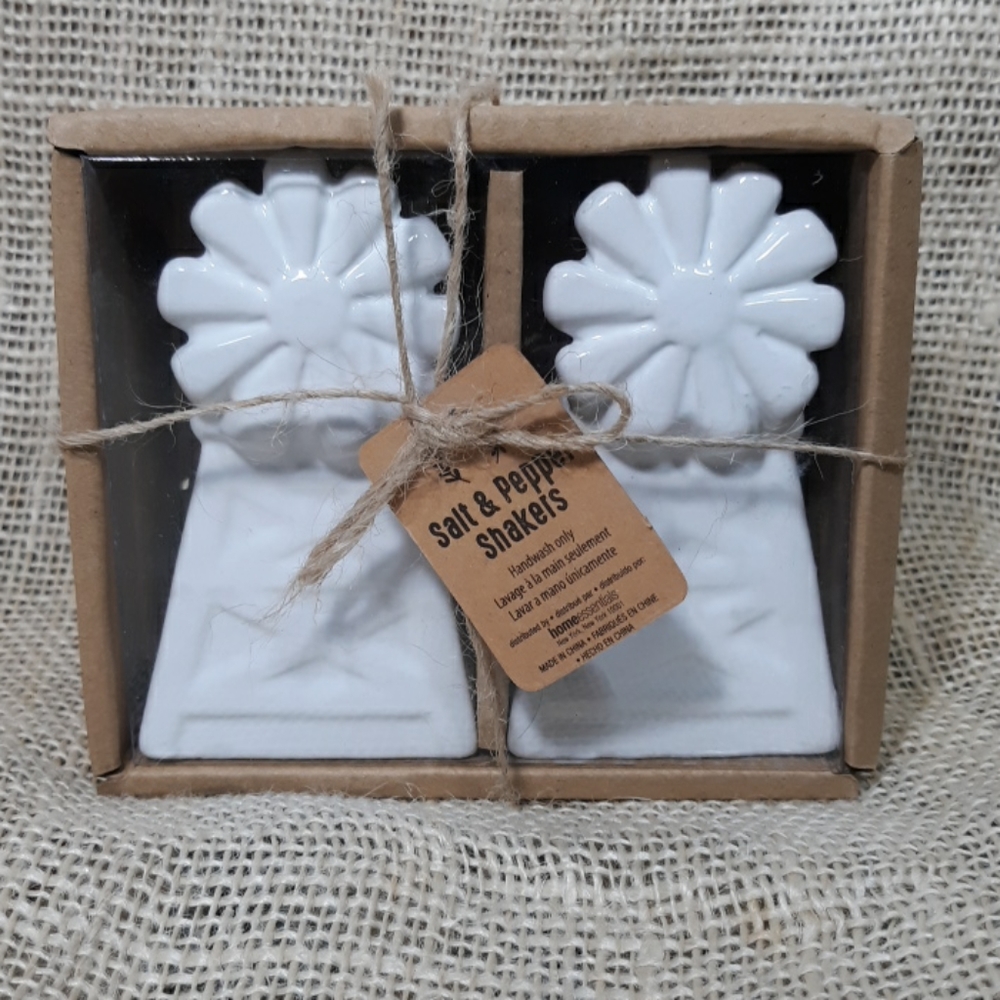 Windmill Salt & Papper Shakers Country theme NWT
